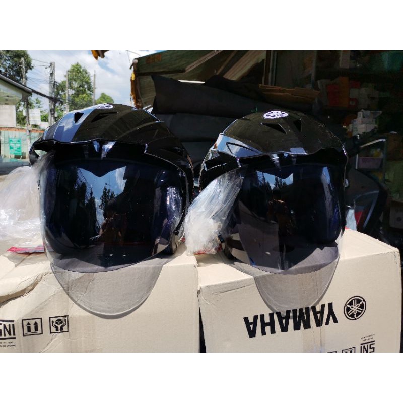 Nón yamaha 3/4 nhập khẩu theo xe có lưỡi chai che nắng. nón đẹp không trầy xước.