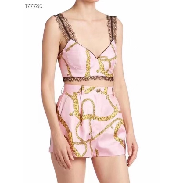 Set trang phục nữ gồm áo bra mặc ngoài và quần shorst ống rộng thương hiệu Versace cao cấp