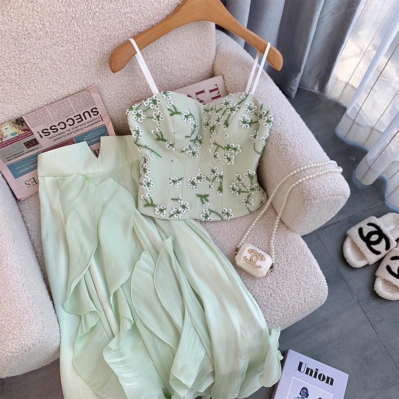 Bộ đồ gồm áo dây và chân váy phong cách nhẹ nhàng cổ tích mùa hè thích hợp đi du lịch