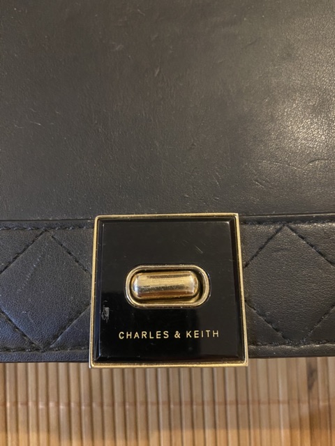 Thanh lý túi charles and keith  màu đen, bên trong,khoá, dây vẫn mới, phần da ngoài bên trên bị dãn như hình chụp.