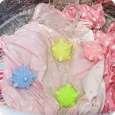 Bóng giặt mini giúp quần áo sạch sẽ mềm mại.