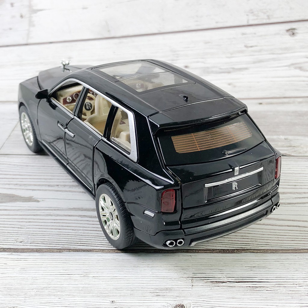 Mô hình siêu xe Rolls Royce Cullinan tỉ lệ 1:24  chất liệu hợp kim cao cấp, có đèn và ánh sáng. Hãng sản xuất Chezhi