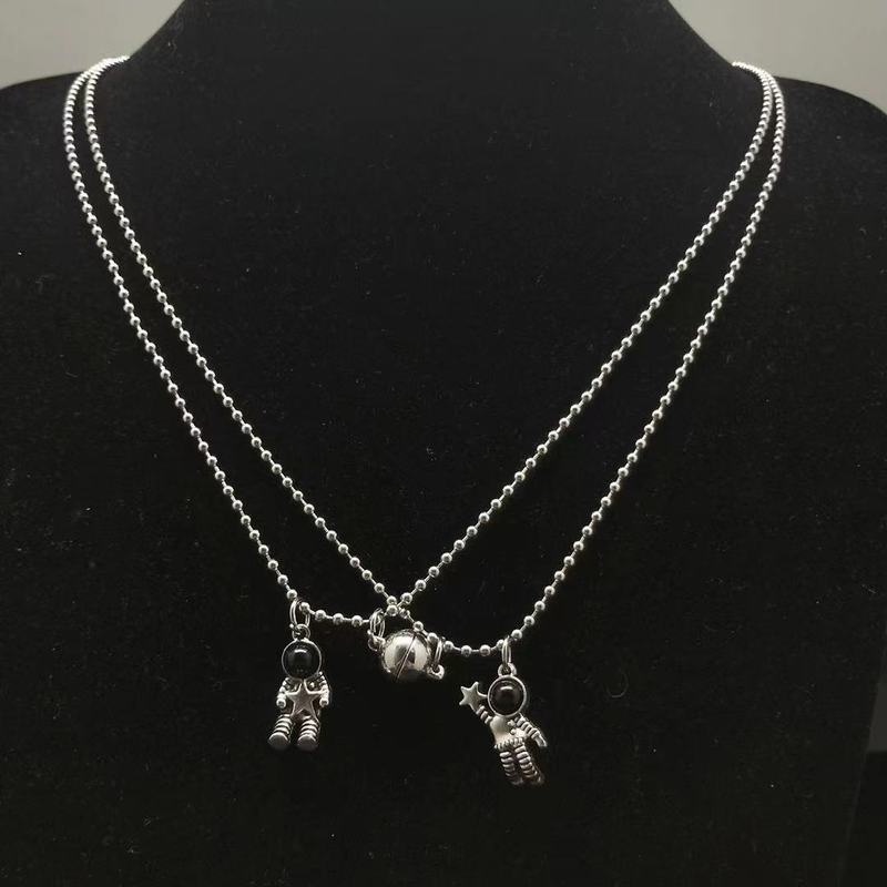Set 2 Vòng cổ Mặt Hình Phi Hành Gia Có Từ Tính Thiết Kế Đơn Giản Thanh Lịch Cho Cặp Đôi