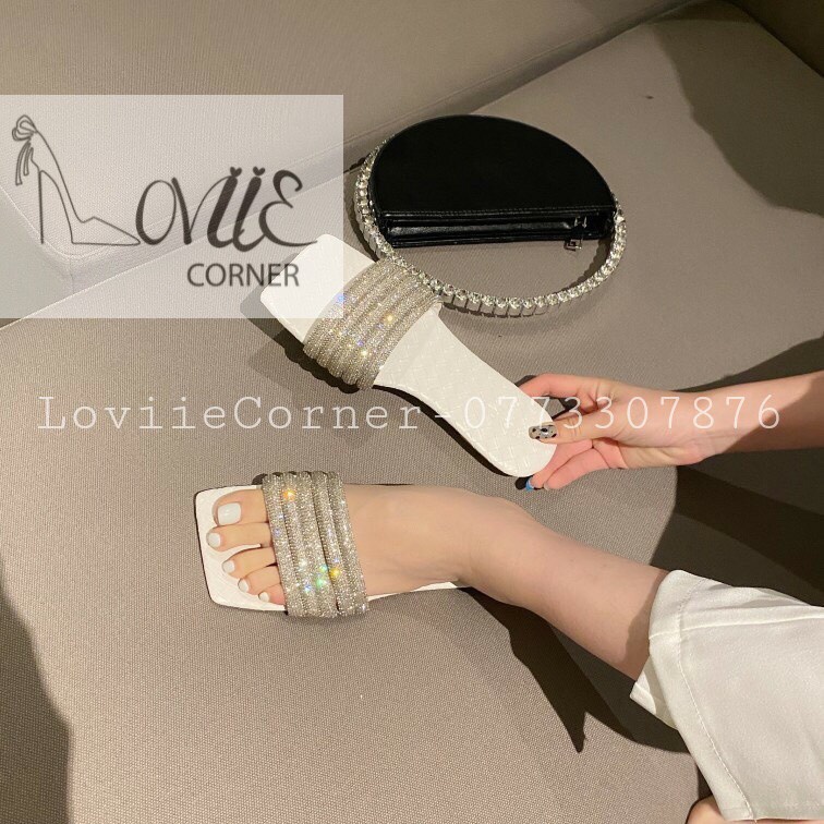 DÉP NỮ ĐÍNH ĐÁ LOVIIECORNER - DÉP QUAI NGANG MŨI VUÔNG ĐÁ XOÀN BẢN TO THỜI TRANG D211001