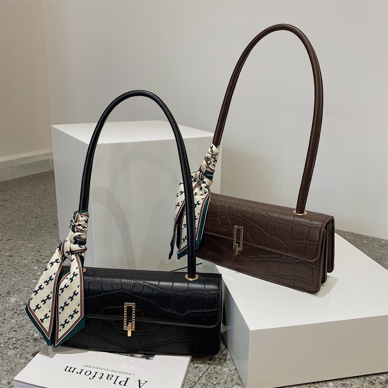 Túi đeo chéo họa tiết dập nổi thời trang thu đông 2021