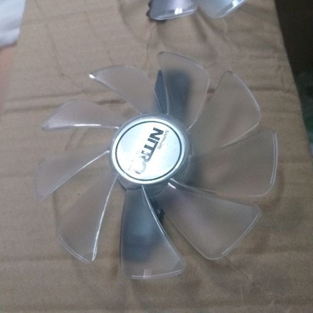 Một fan quạt Saphire Nitro Special Rx