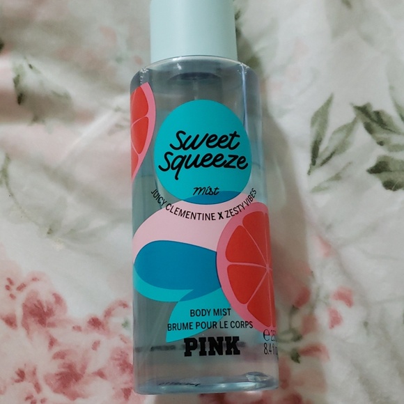 [𝐅𝐞𝐦𝐦𝐢𝐞💝] Xịt thơm toàn thân PINK Victoria Secret Sweet Squeeze
