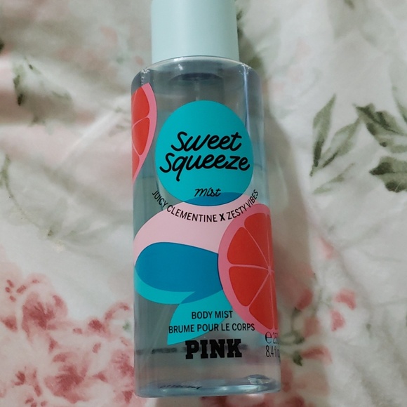 💎LEON💎 Xịt thơm toàn thân PINK Victoria Secret Sweet Squeeze - 𝐦𝐚̂̃𝐮 𝐭𝐡𝐮̛̉ 𝟑𝟎𝐦𝐥/𝟓𝟎𝐦𝐥 | BigBuy360 - bigbuy360.vn