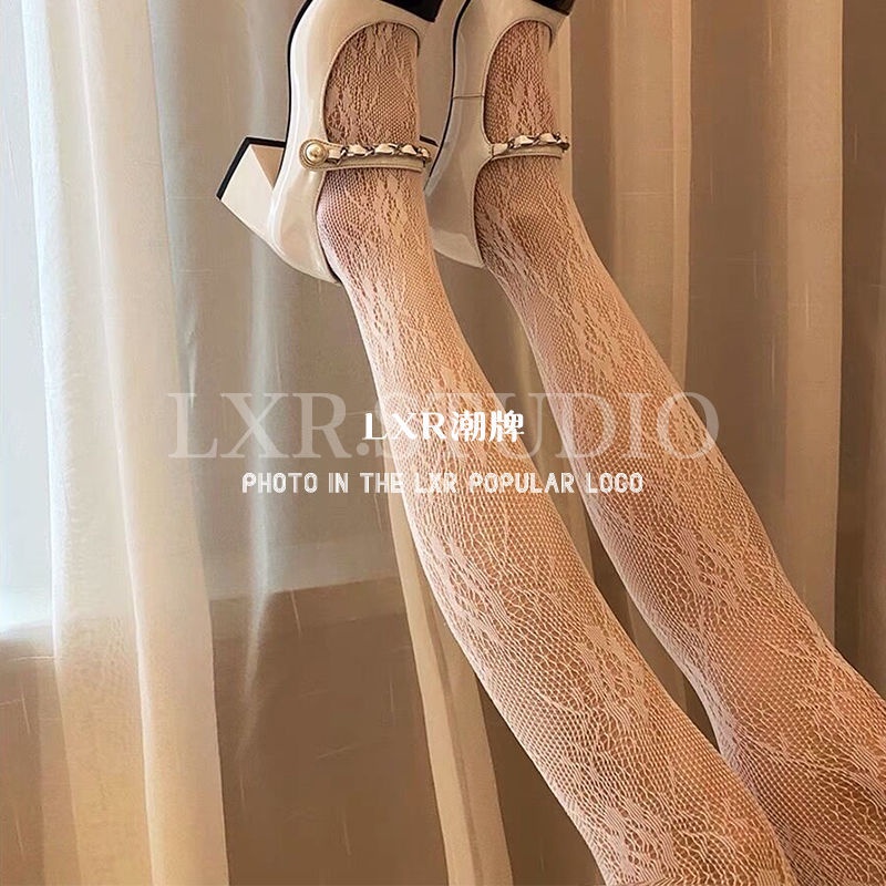 Vớ đen in chữ B kiểu dáng quyến rũ