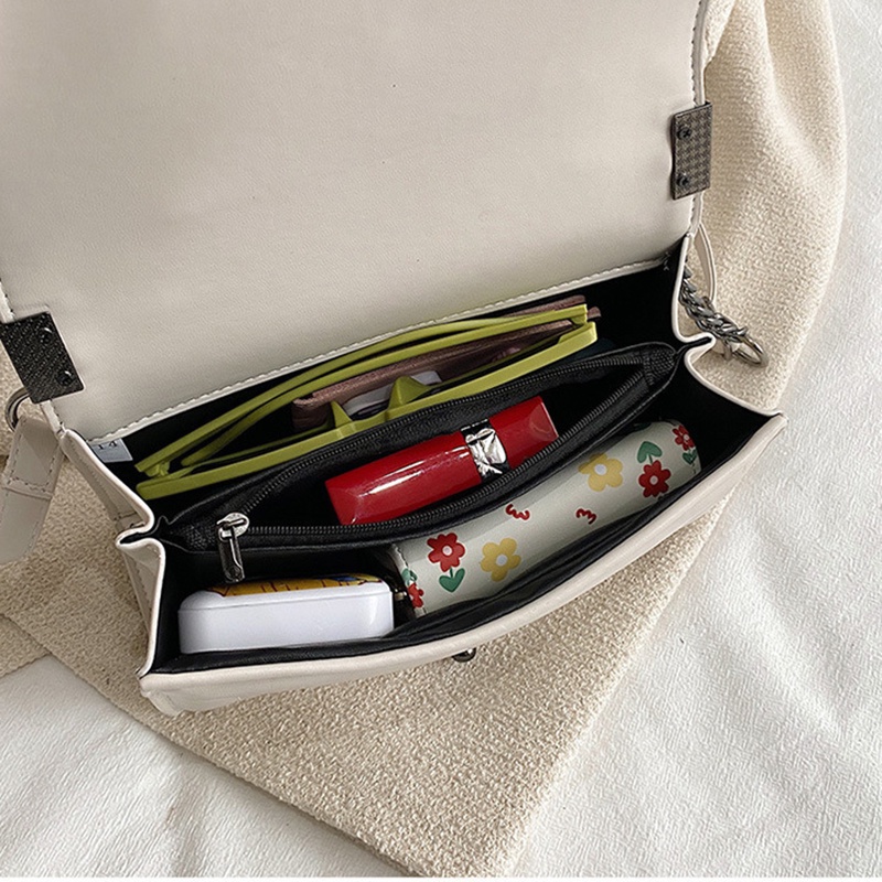 Túi xách IELGY vuông nhỏ dây xích đeo chéo hoạ tiết hình thoi đính huy hiệu retro