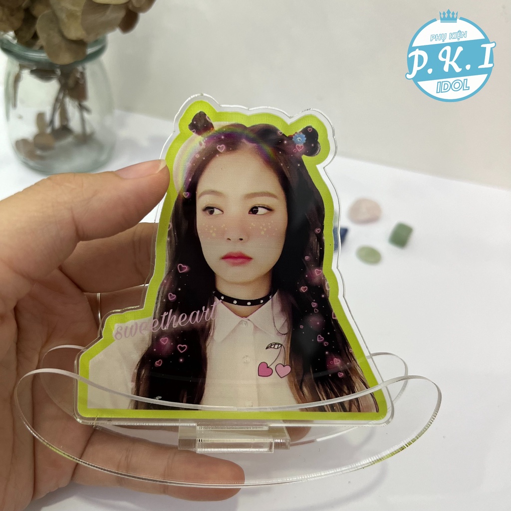 Standee Mica Jennie Blackpink Siêu Dễ Thương - Tranh Mica Để Bàn GIÁ XƯỞNG