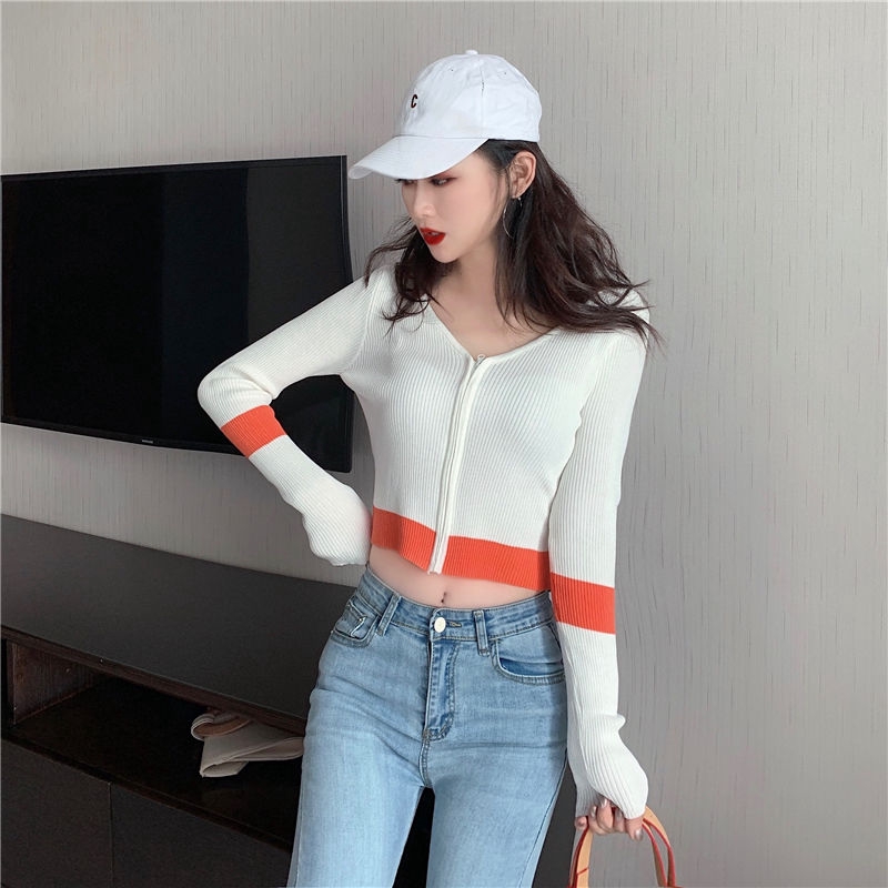 Áo thun lửng tay ngắn xẻ cổ chữ V phong cách thời trang cho nữ