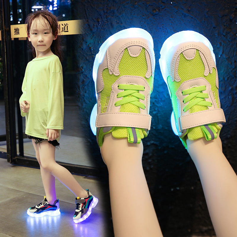 Giày thể thao đế có đèn LED cho bé