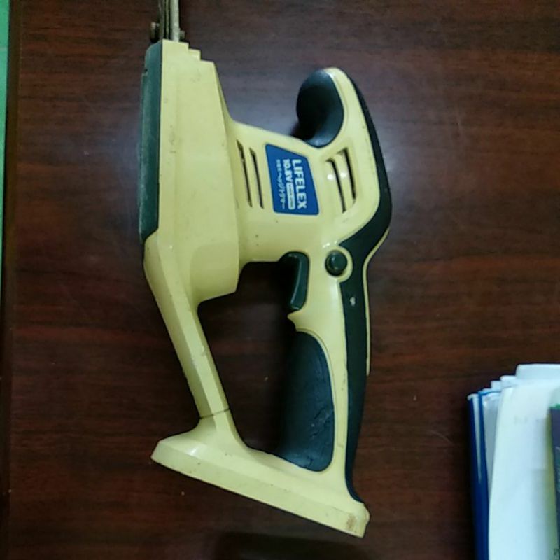 Máy tỉa hàng rào cây xanh dùng pin 12v