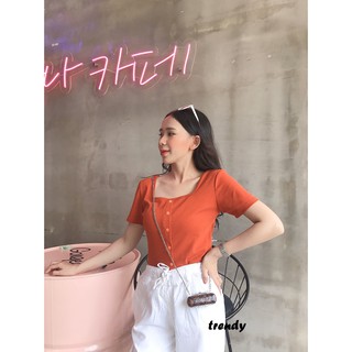 Ao thun croptop cổ vuông nút