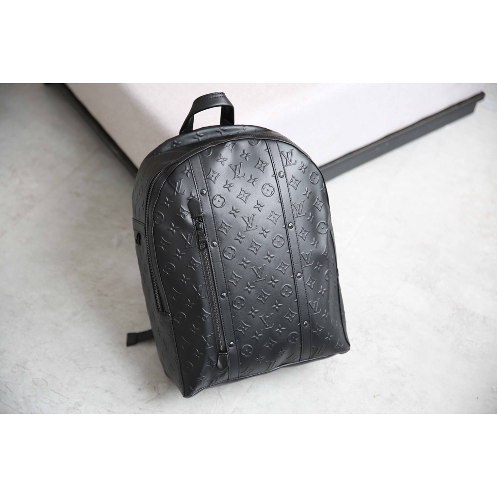 BALO LV W266-29 nam 1 mầu đen da bò dập hoa tiết LV nổi toàn bộ phụ kiện mạ đen khắc logo