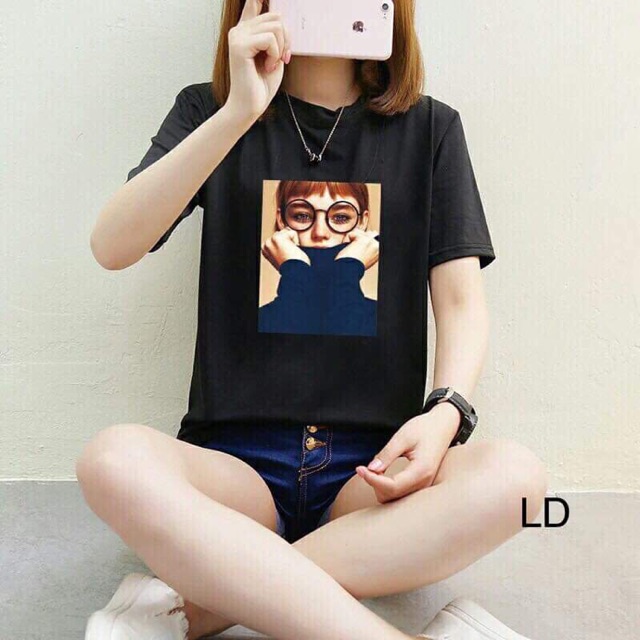 Áo thun cô gái ôm má (LD)