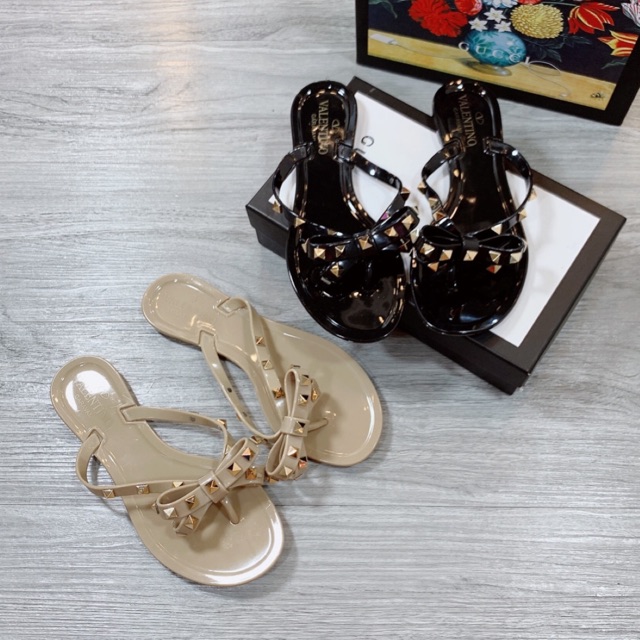 H <3 Sale Hot | Trợ Giá | Dép kẹp valentino nơ tán đinh fullbox . . Tháng 7 👡 . ! . * . HOT : ₛ 1212 | . L