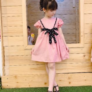 Váy hồng thắt nơ cho bé. Chất vải thô boy siêu mát và mềm. Mặc lên cực xinh nha. Size 12-17kg. Mặc mùa thu cực đẹp.