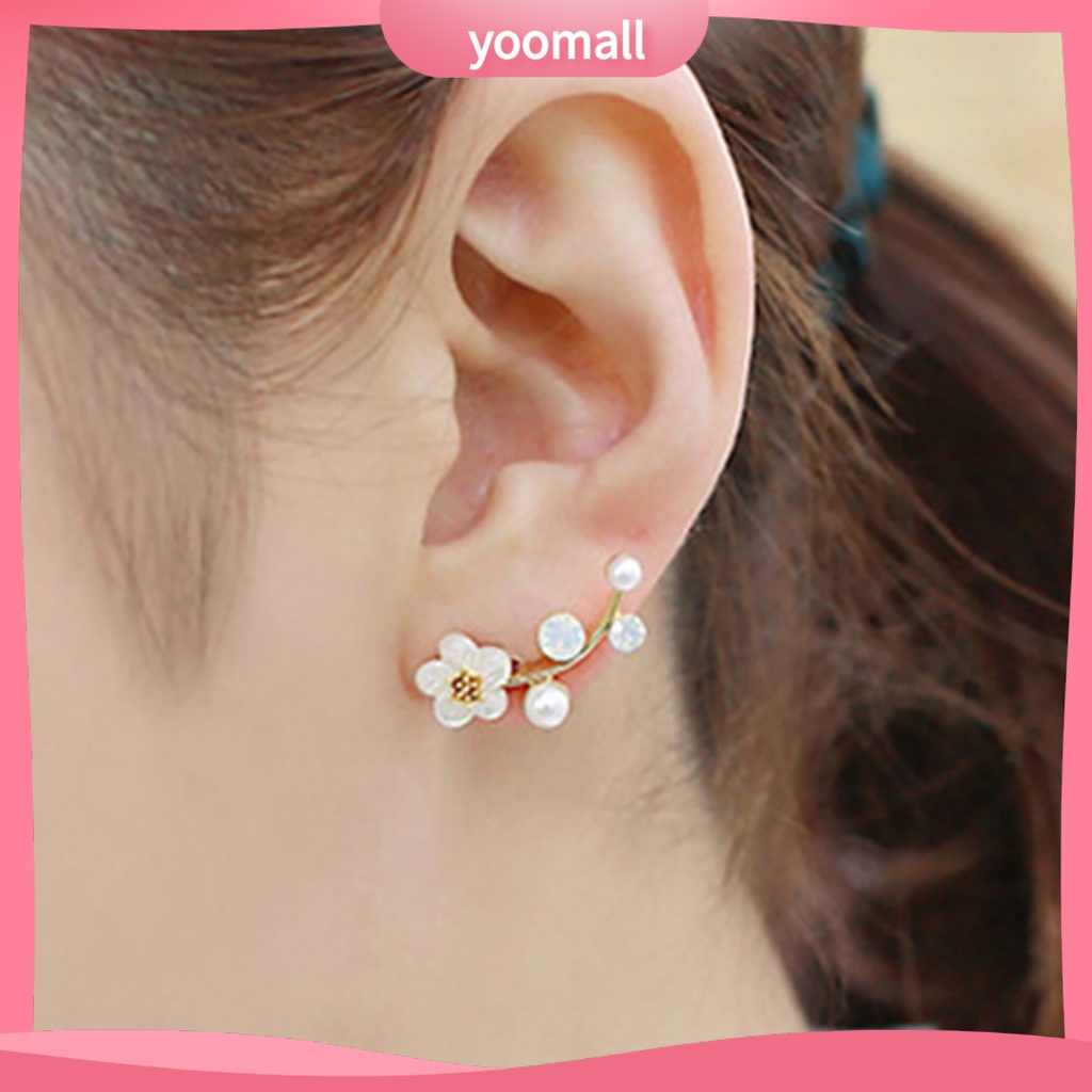 Khuyên tai hoa đính đá và ngọc trai giả thời trang thanh lịch