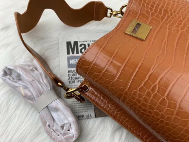 MẪU HOT ĐÃ TRỞ LẠI🔺
🔥 CHARLES & KEITH CROC-EFFECT BUCKET SHOULDER BAG 🔥