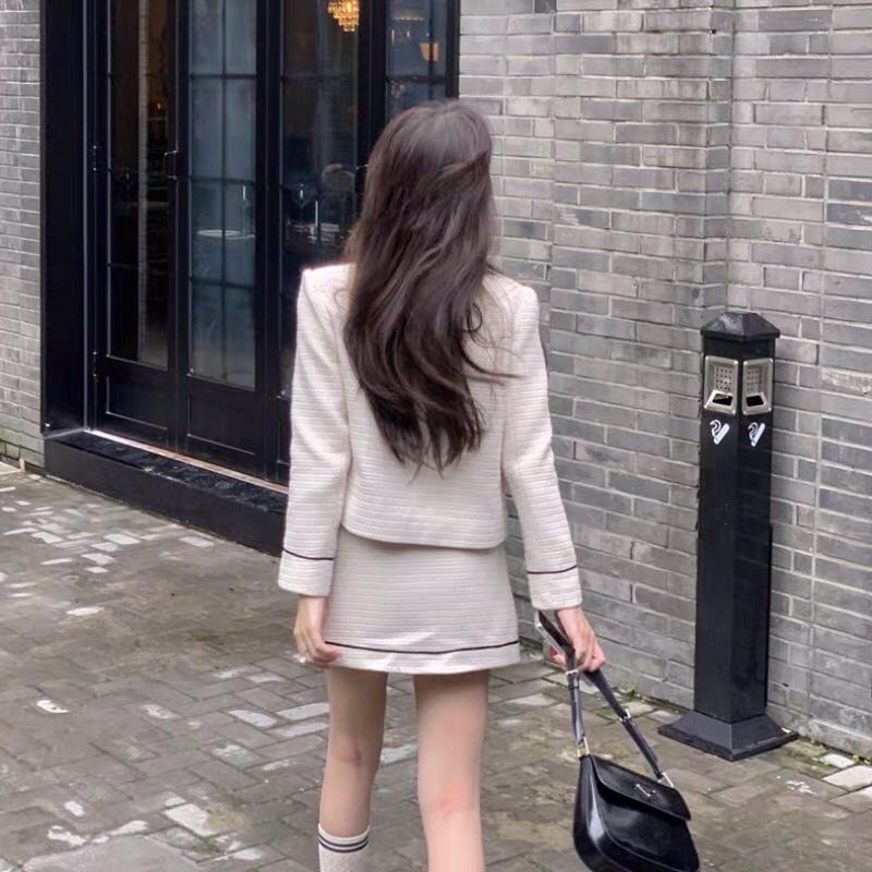 Bộ set áo khoác dạ dáng ngắn và chân váy dạ viền kẻ