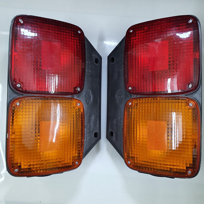 Đèn hậu Hino 500, loại 2 ô vuông vàng và đỏ, bằng nhựa, trái phải khác nhau, Mã sản phẩm ZN-3-01