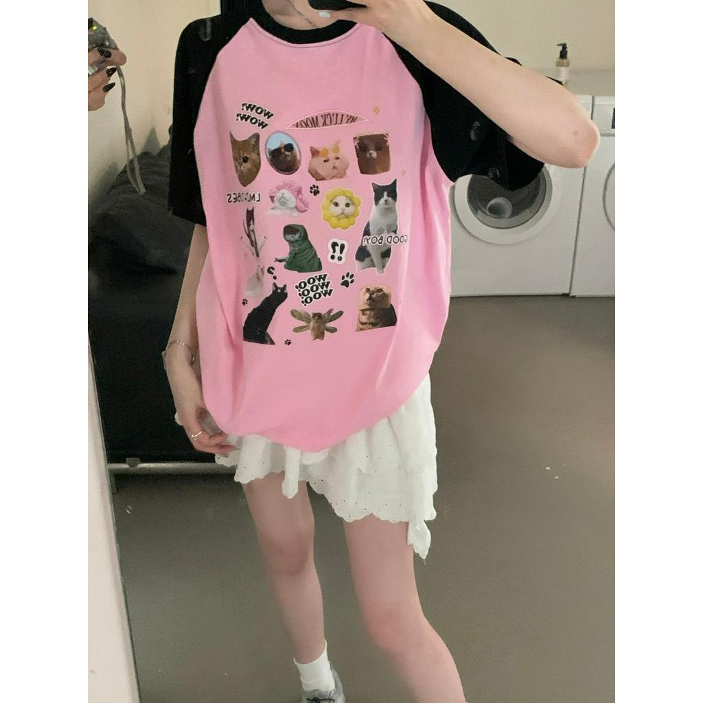 「 WELOVE1 」Áo Thun Nữ Tay Ngắn Lệch Vai In Họa Tiết Mèo Màu Đen / Hồng