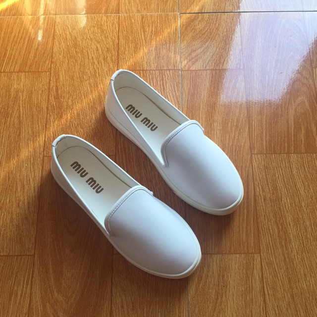 Giày slipon đen và trắng