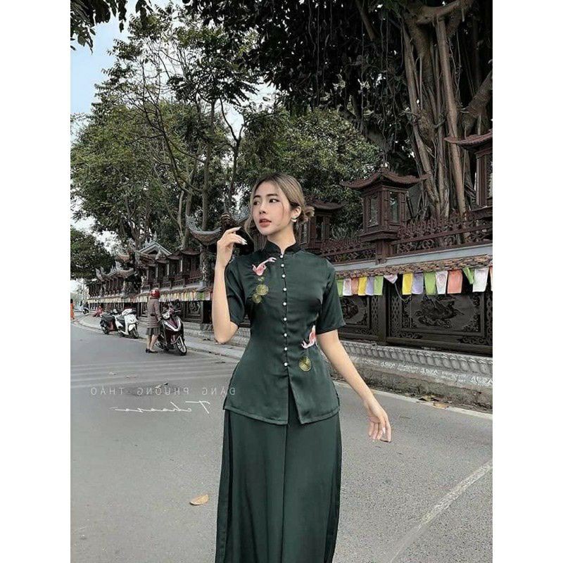 Cô đứng thêu cá chép