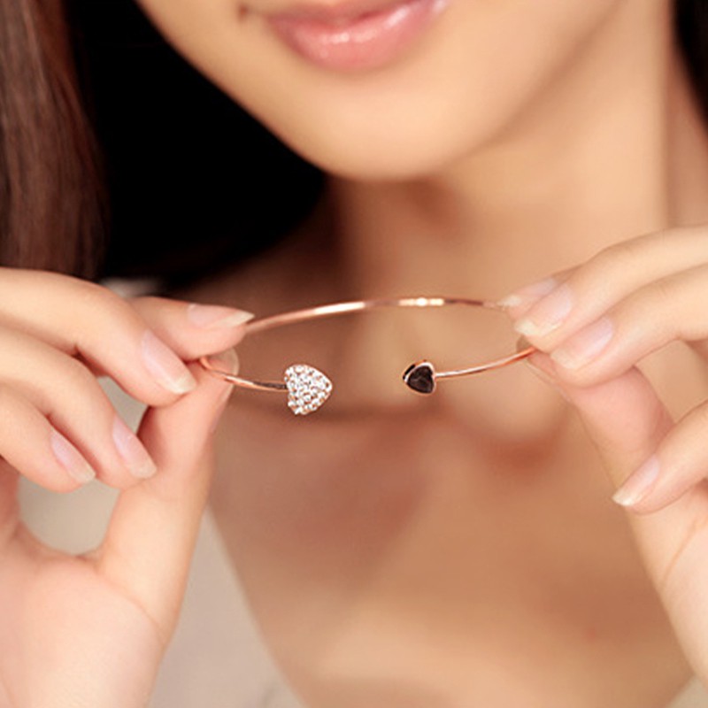 Nhập WAFACB01 giảm 10K_ Vòng tay hở mạ vàng đính đá hình trái tim | BigBuy360 - bigbuy360.vn