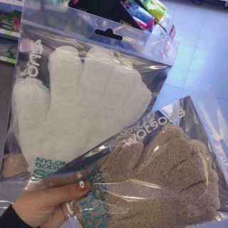 Găng tay tạo bọt và kì ghét watson