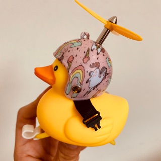 Vịt gắn xe máy, xe đạp điện, xe đạp cute có đủ phụ kiện mũ , còi, đèn 2 màu, chong chóng siêu xinh , màu sặc trẻ trung .
