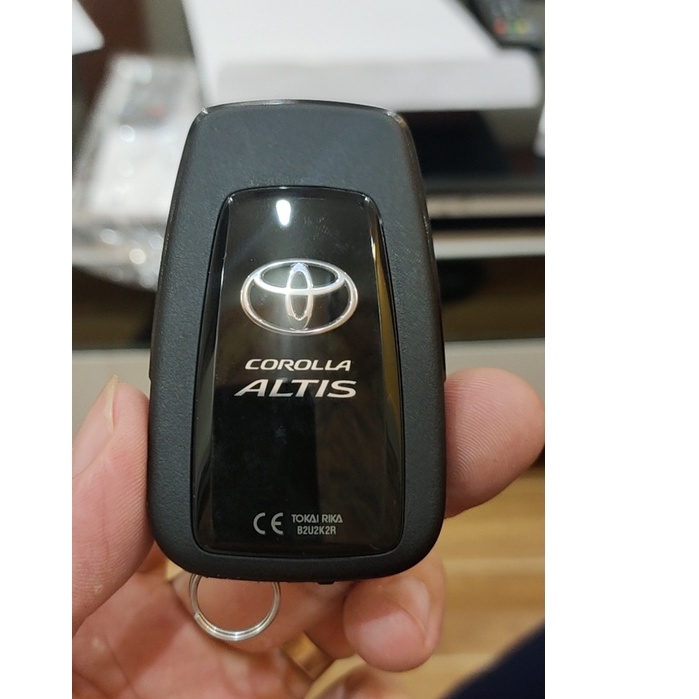 Ốp Chìa Khóa Carbon Xe Toyota Camry, Cross, Altis 2020 2021 2022  - kèm móc treo