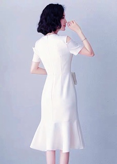 Đầm trắng đuôi cá 6 nút