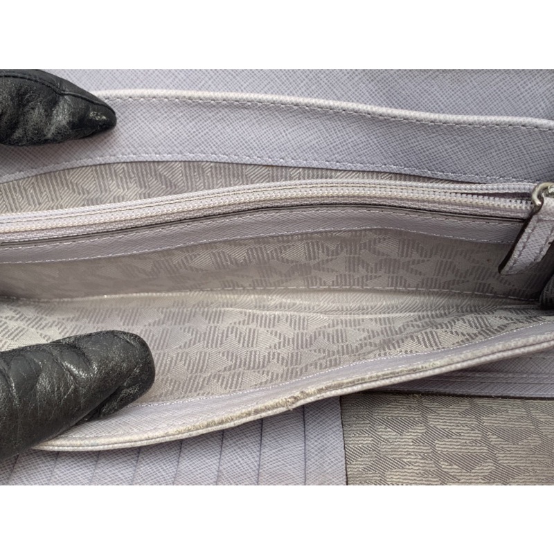 Ví chuẩn si. Ví có lỗi sờn màu  xíu và kim loại hơi gỉ. Khách vui lòng xem kỹ hình. khg áp dụng hoàn hàng cho sp này nhé