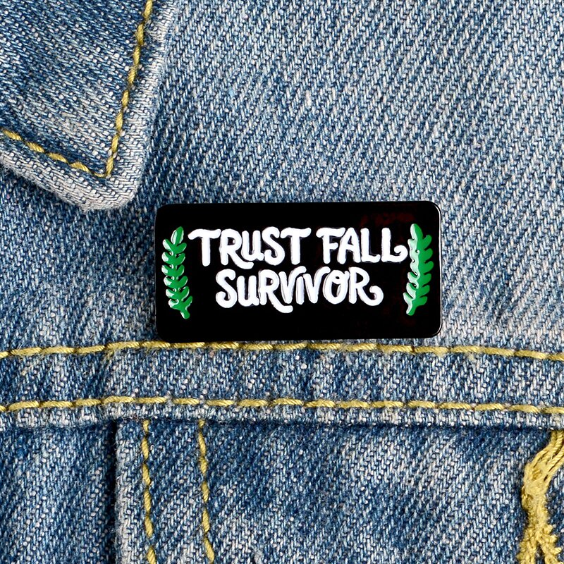 Ghim Cài Áo Tráng Men Hình Chữ Trust FALL SURVIVOR Màu Đen