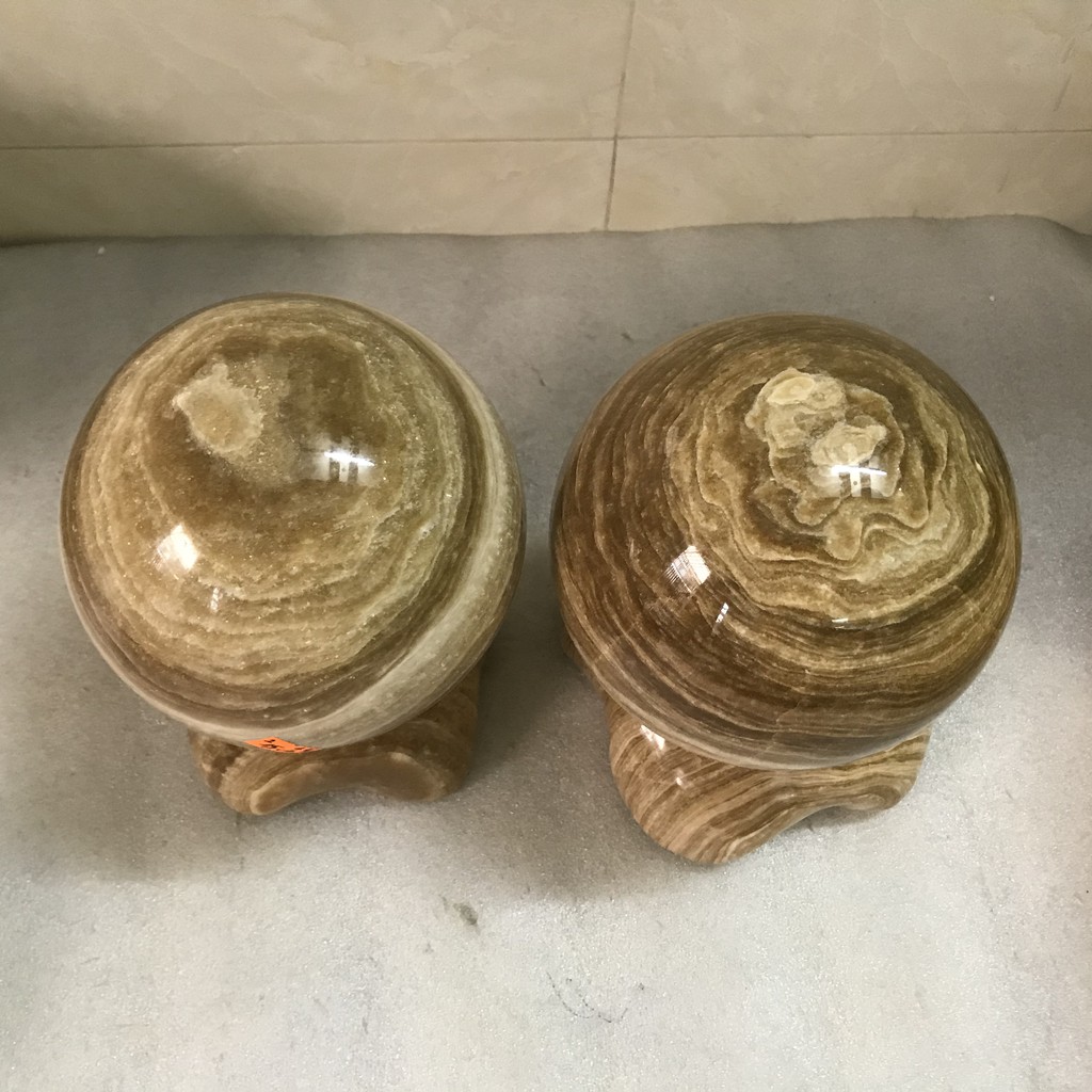 Cầu bi phong thủy mệnh kim màu nâu đường kính 7.5-8.5cm có chân đế đá hoặc gỗ