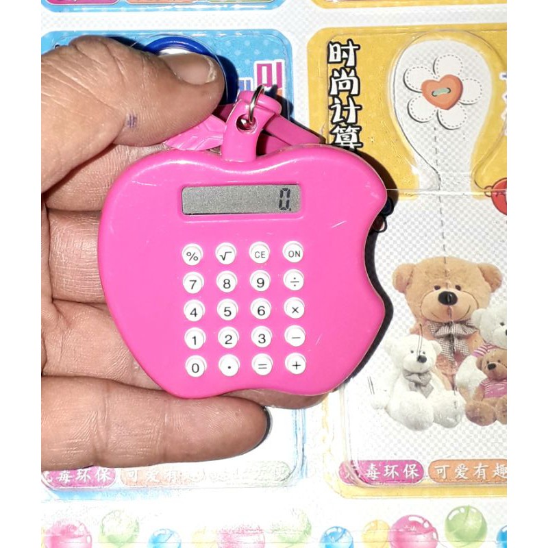 Một chiếc móc khóa kèm máy tính mini siêu dễ thương có nhiều hình dạng và màu sắc có sẵn pin