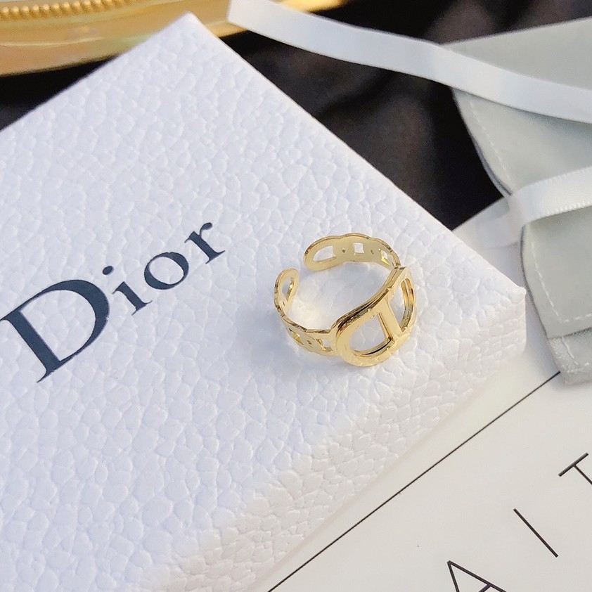 Nhẫn Dior bằng chất liệu thép titan thời trang sang trọng