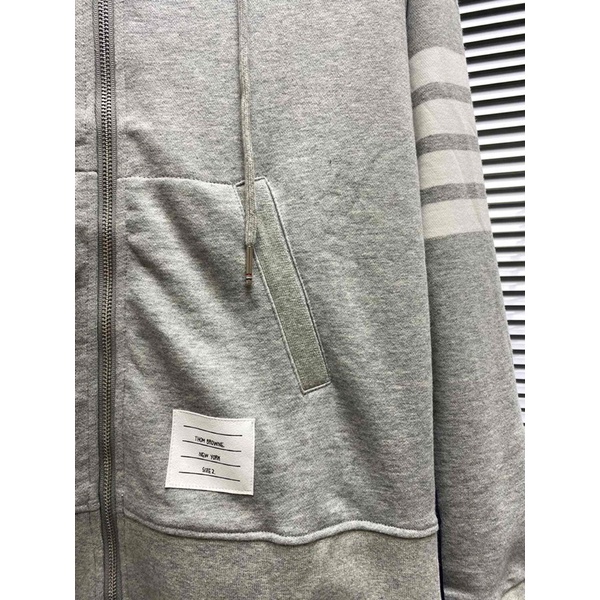 Áo khoác nỉ nữ thương hiệu Thom Browne thiết kế hai mặt hai màu khác nhau