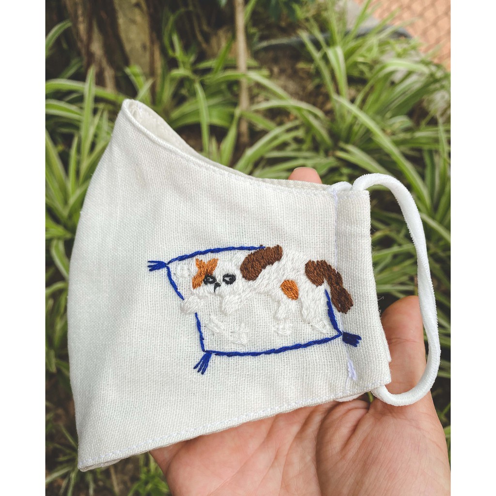 Khẩu trang vải linen thêu tay 3 lớp thêu mèo - 3 Plyer Hand Embroidered Linen Face Mask | BigBuy360 - bigbuy360.vn
