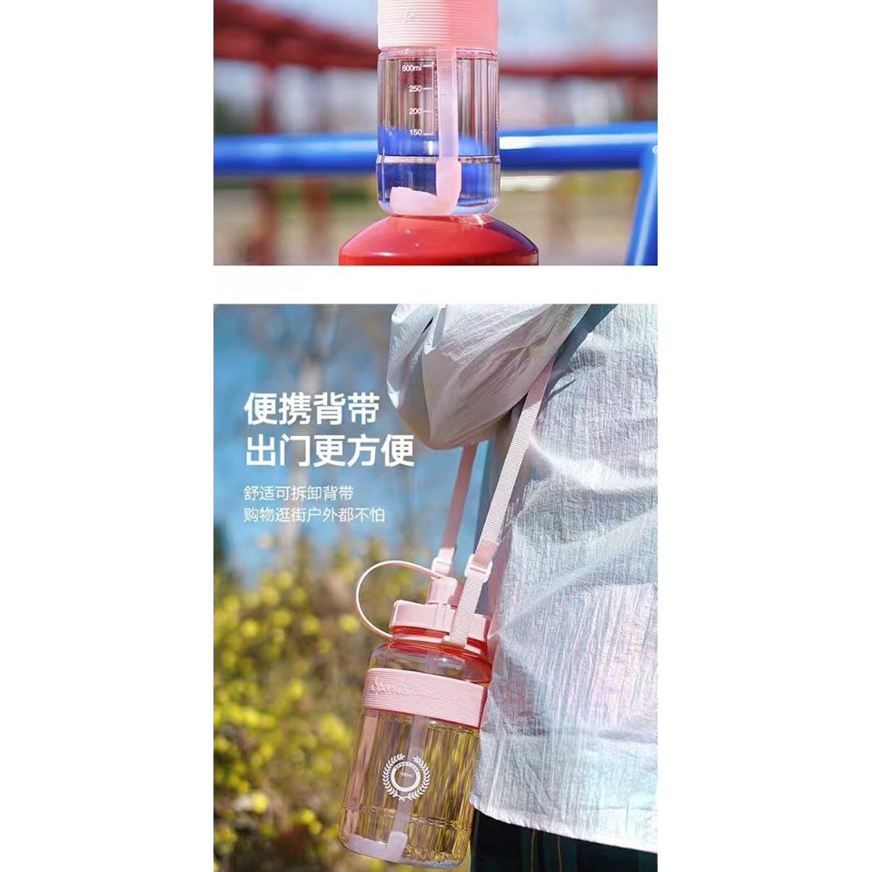 Bình nước nhựa 1 lít thiết kế thân bình có chia vạch tiện dụng (kèm ống hút và dây đeo) tiện lợi khi mang đi xa