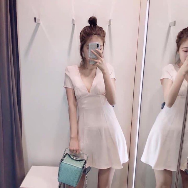 Váy cổ chữ V màu hồng nhạt