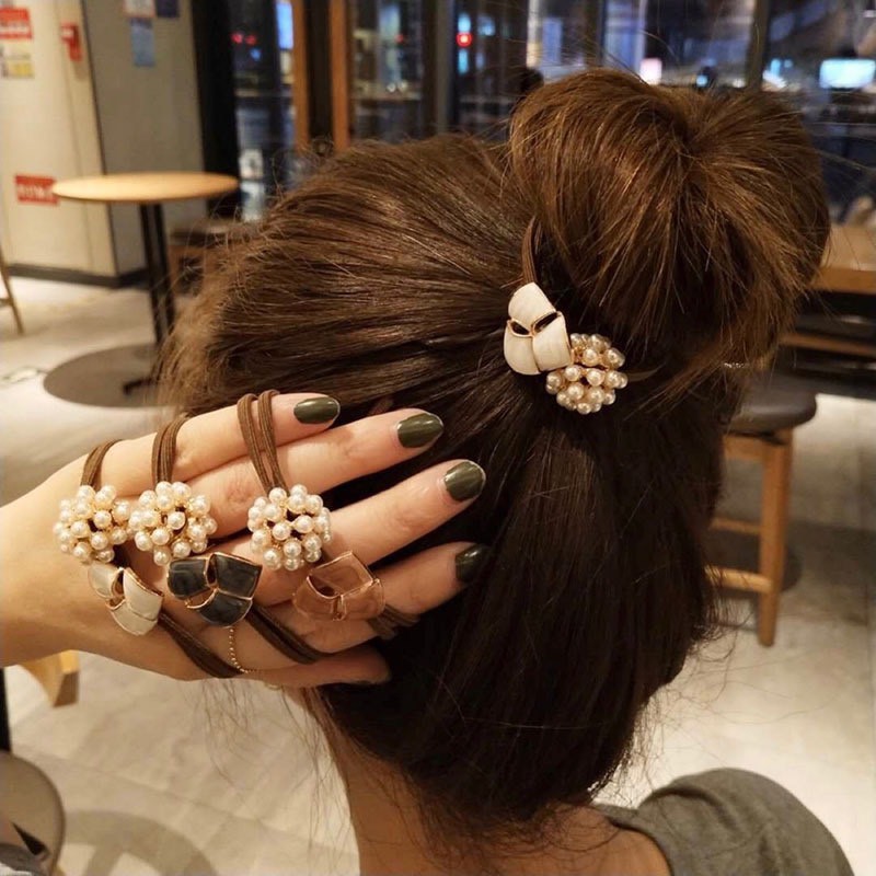 Cột tóc hạt châu và hoa xinh xắn nhiều màu lựa chọn