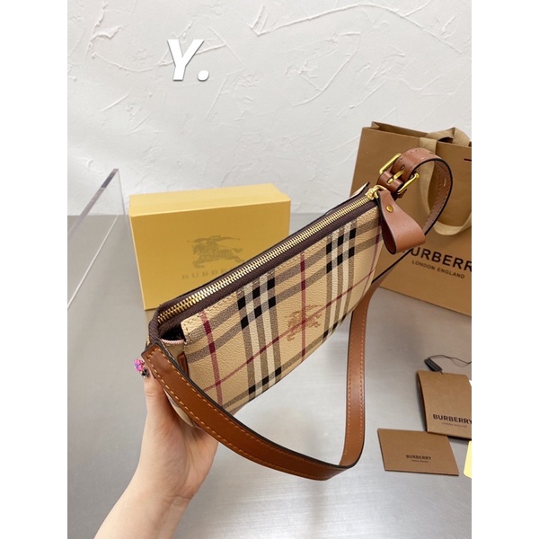 Túi Burberry hoạ tiết