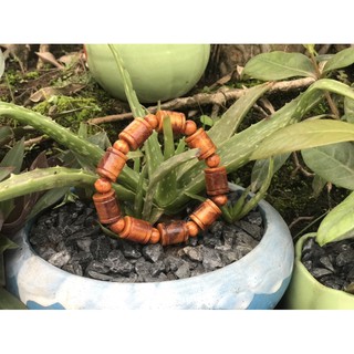 Vòng tay gỗ huyết long hình đốt trúc và hộp gấm