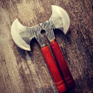 Rìu đi rừng, trưng bày 1 cặp