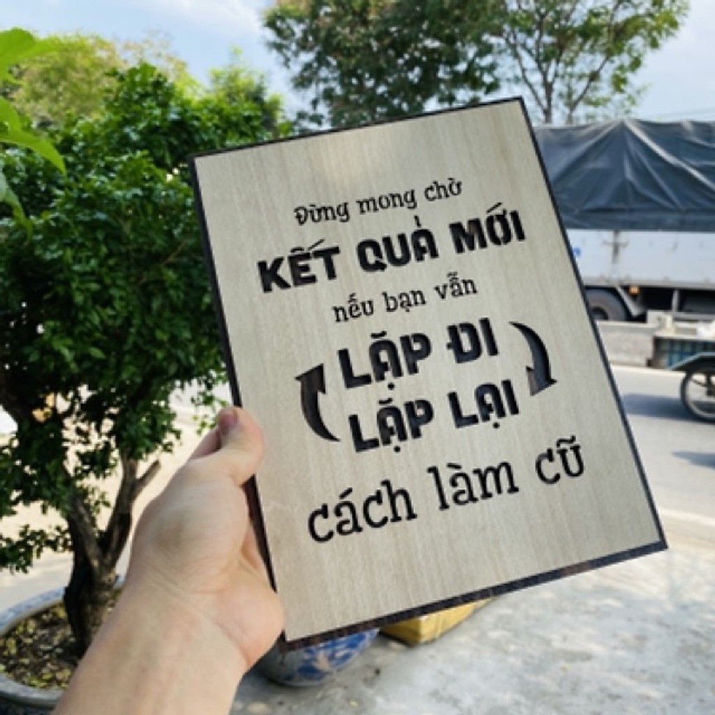 Tranh gỗ treo tường_Đừng mong chờ kết quả mới nếu bạn vẫn lặp đi lặp lại cách làm cũ_CRN_01. Kích thước 27x20cm