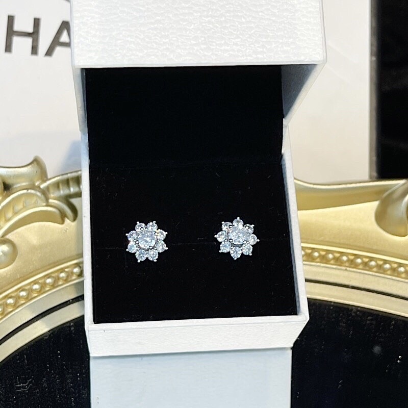 Bông tai nữ cánh hoa nhỏ đính full đá Italy mạ bạch kim phong cách thời trang thanh lịch, nữ tính dễ đeo